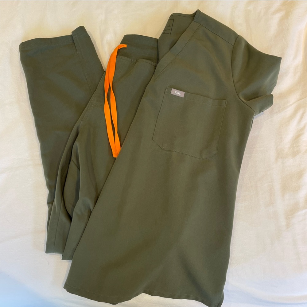 Figs high waisted Yola scrub pants & top